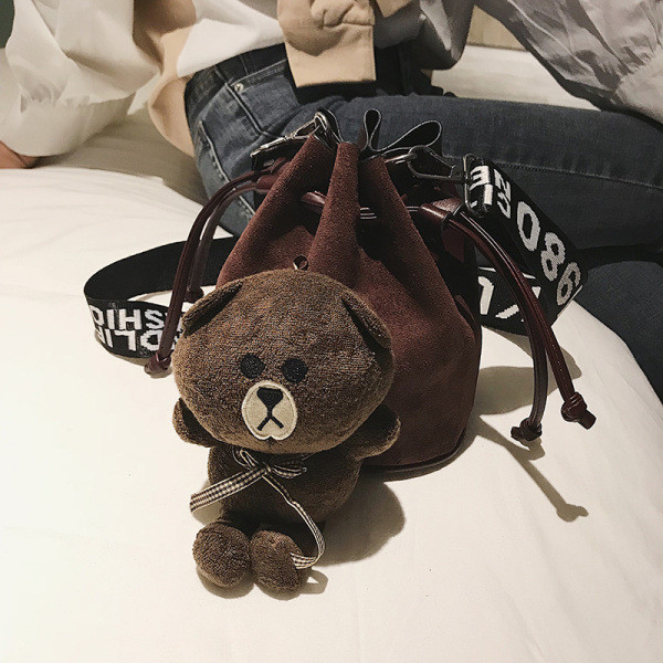 Moderni moteriška rankinė su ilga rankena ir meškiuko aksesuaru