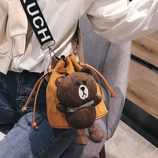 Moderni moteriška rankinė su ilga rankena ir meškiuko aksesuaru