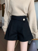 Moderns sieviešu šortu plats modelis ar augstu vidukli