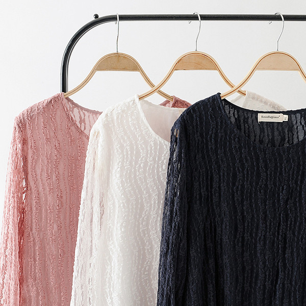 Moodne naiste pikkade varrukatega pluus, ovaalne kaelus ja pits