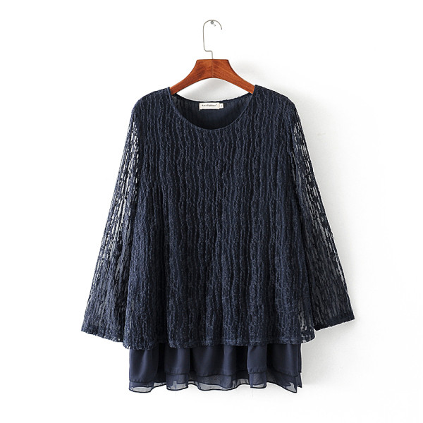 Moodne naiste pikkade varrukatega pluus, ovaalne kaelus ja pits