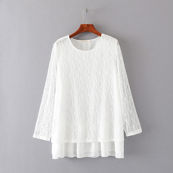 Moodne naiste pikkade varrukatega pluus, ovaalne kaelus ja pits