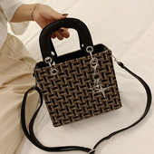 Sieviešu soma ar diviem rokturiem un metāla aksesuāru