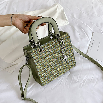 Sieviešu soma ar diviem rokturiem un metāla aksesuāru