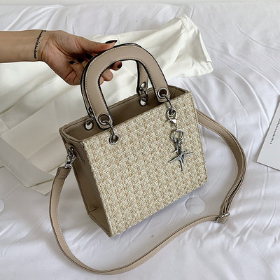 Sieviešu soma ar diviem rokturiem un metāla aksesuāru