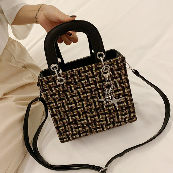 Sieviešu soma ar diviem rokturiem un metāla aksesuāru