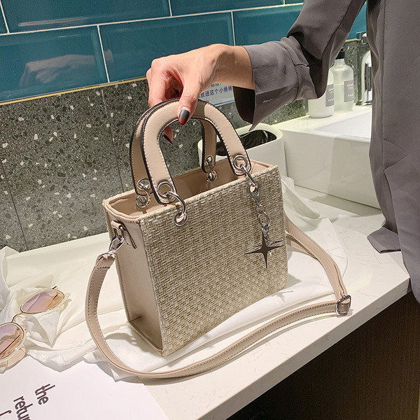 Sieviešu soma ar diviem rokturiem un metāla aksesuāru