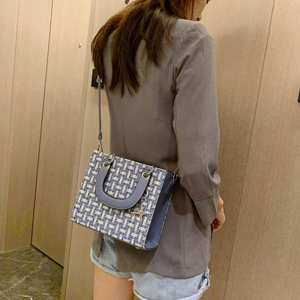 Sieviešu soma ar diviem rokturiem un metāla aksesuāru