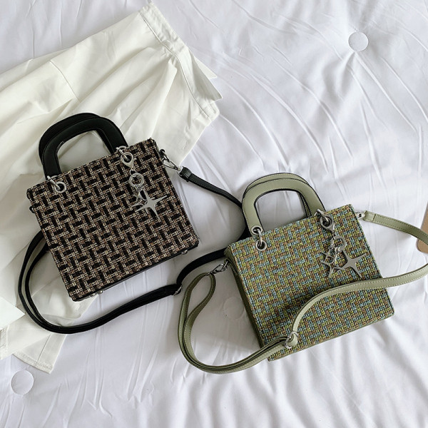 Sieviešu soma ar diviem rokturiem un metāla aksesuāru