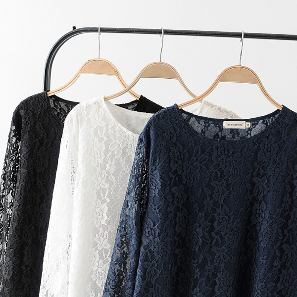 Stilīga sieviešu blūze ar mežģīnēm un garām piedurknēm