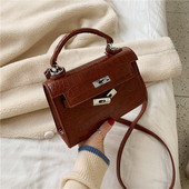 Moteriška rankinė iš eko odos su metaliniu užsegimu ir rankenomis