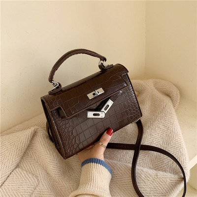 Moteriška rankinė iš eko odos su metaliniu užsegimu ir rankenomis