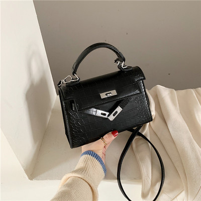 Moteriška rankinė iš eko odos su metaliniu užsegimu ir rankenomis