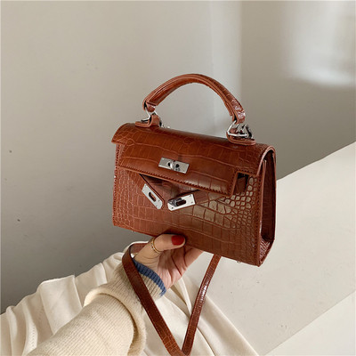 Moteriška rankinė iš eko odos su metaliniu užsegimu ir rankenomis