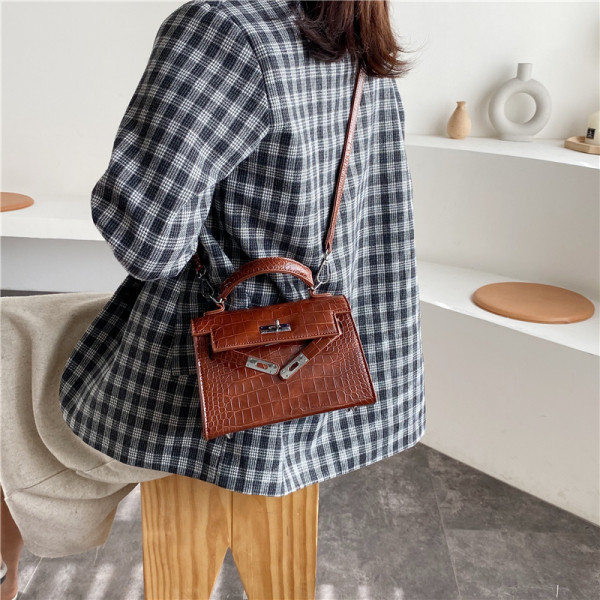 Moteriška rankinė iš eko odos su metaliniu užsegimu ir rankenomis