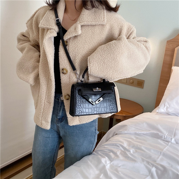 Moteriška rankinė iš eko odos su metaliniu užsegimu ir rankenomis