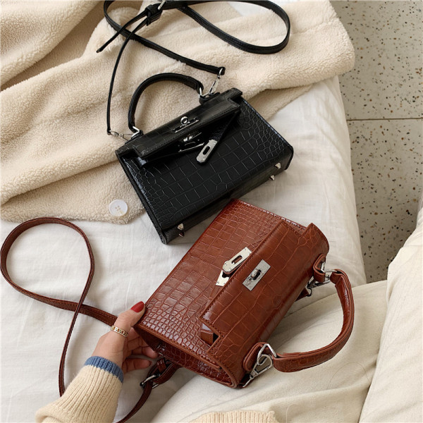 Moteriška rankinė iš eko odos su metaliniu užsegimu ir rankenomis