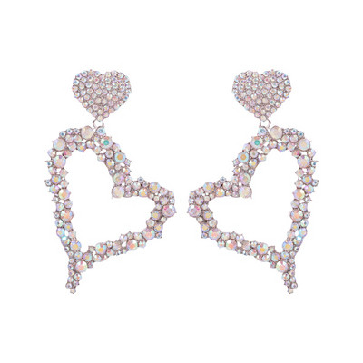 Sieviešu auskari sirds formā, kas klāta ar akmeņiem