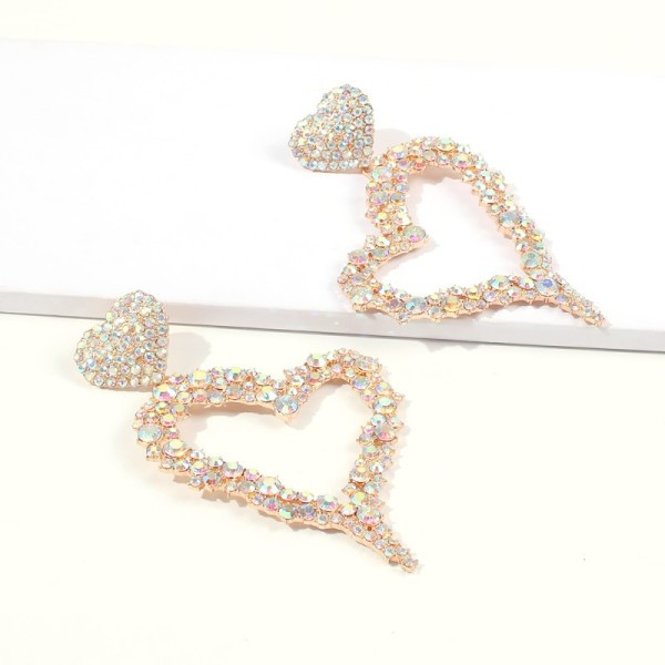 Sieviešu auskari sirds formā, kas klāta ar akmeņiem