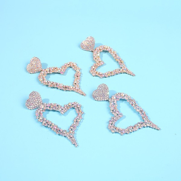 Sieviešu auskari sirds formā, kas klāta ar akmeņiem