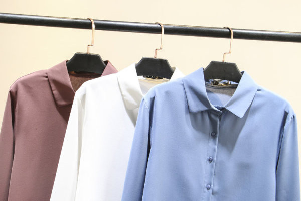 Cămașă modernă de damă cu mâneci lungi și guler clasic