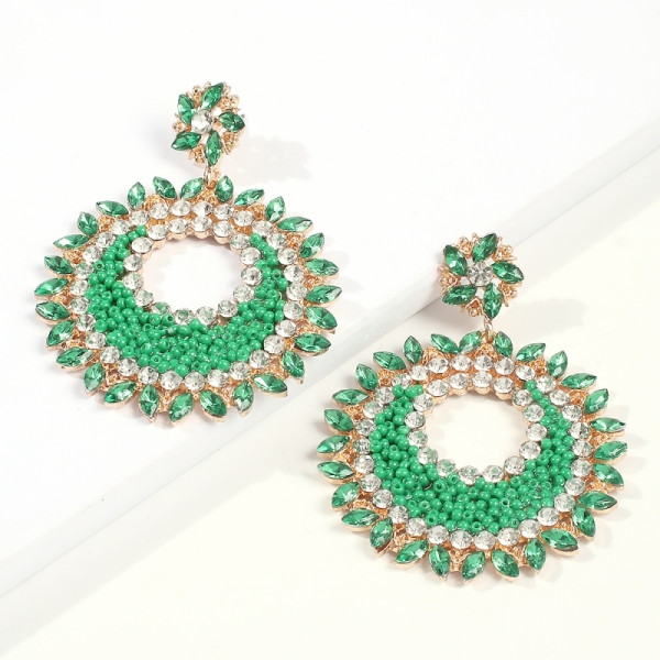 Kerek női fülbevaló kis gyöngyökkel és kövekkel