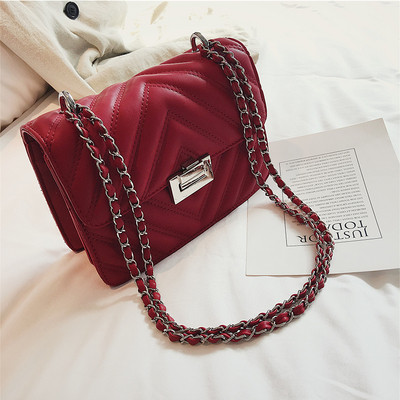 Eko bőrből készült stílusos női táska fém rögzítéssel