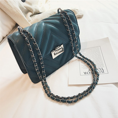 Eko bőrből készült stílusos női táska fém rögzítéssel