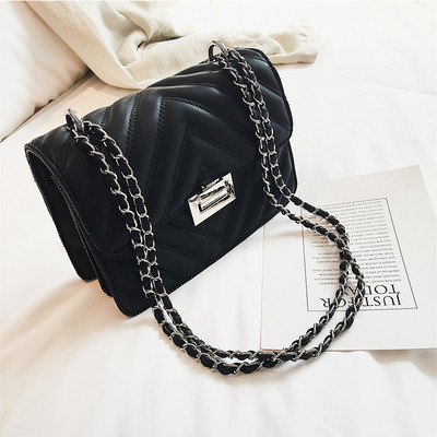 Eko bőrből készült stílusos női táska fém rögzítéssel