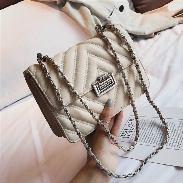 Eko bőrből készült stílusos női táska fém rögzítéssel