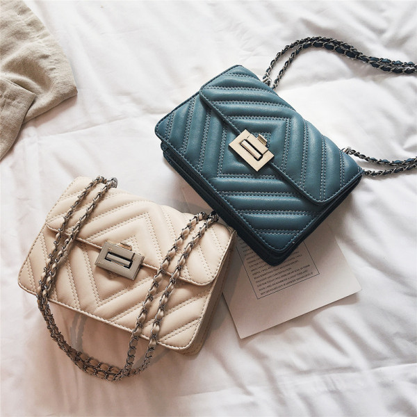 Eko bőrből készült stílusos női táska fém rögzítéssel