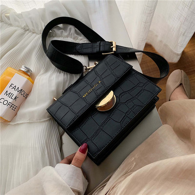 Sieviešu ādas soma ar metāla elementu un garu rokturi