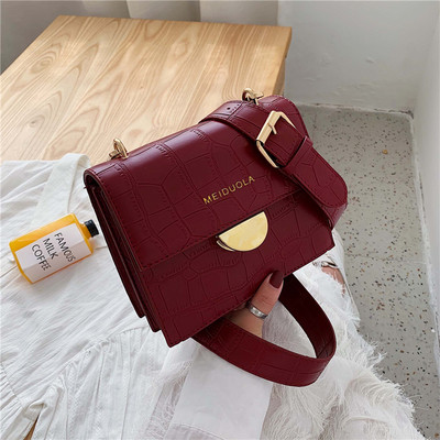 Sieviešu ādas soma ar metāla elementu un garu rokturi