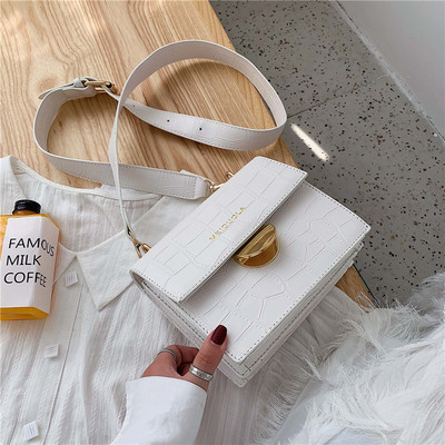 Sieviešu ādas soma ar metāla elementu un garu rokturi