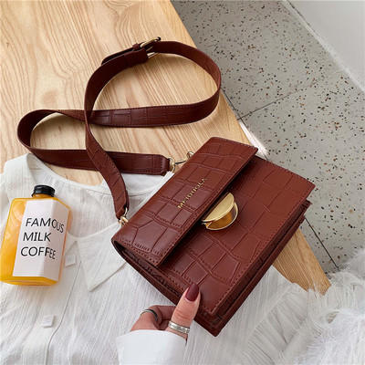 Sieviešu ādas soma ar metāla elementu un garu rokturi