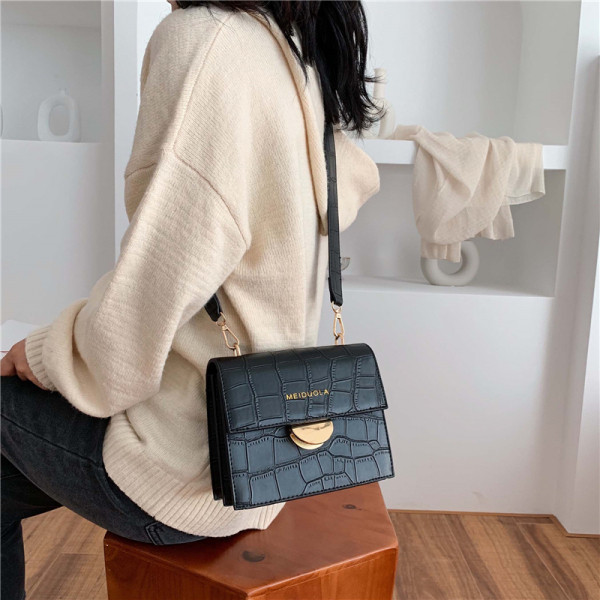 Sieviešu ādas soma ar metāla elementu un garu rokturi