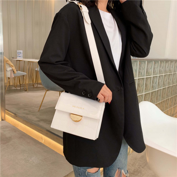 Sieviešu ādas soma ar metāla elementu un garu rokturi