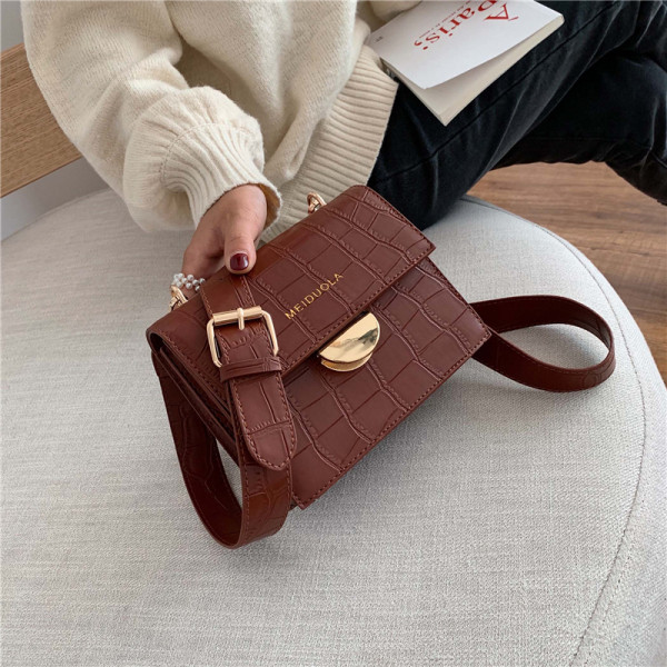 Sieviešu ādas soma ar metāla elementu un garu rokturi