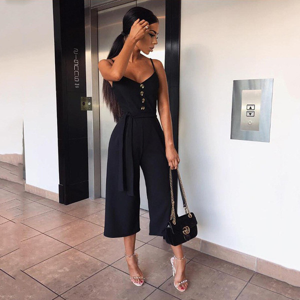 Elegants, vasarai piemērots sieviešu kombinezons ar plānām lencītēm un dziļu kakla izgriezumu