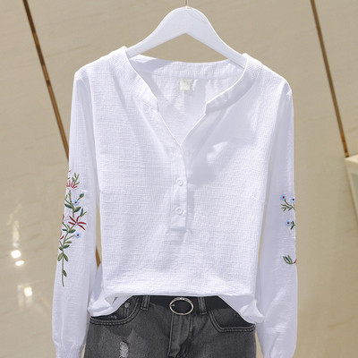 Naiste vabaaja sügissärk, mille varrukatel on tikandid