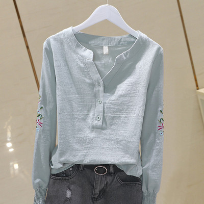 Naiste vabaaja sügissärk, mille varrukatel on tikandid