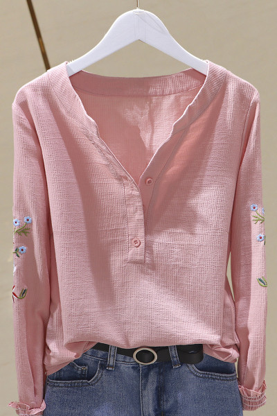 Naiste vabaaja sügissärk, mille varrukatel on tikandid