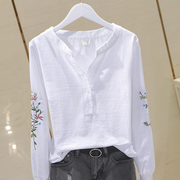 Naiste vabaaja sügissärk, mille varrukatel on tikandid