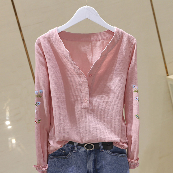 Naiste vabaaja sügissärk, mille varrukatel on tikandid