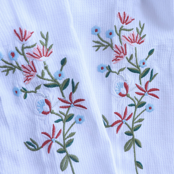 Naiste vabaaja sügissärk, mille varrukatel on tikandid