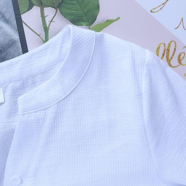 Naiste vabaaja sügissärk, mille varrukatel on tikandid