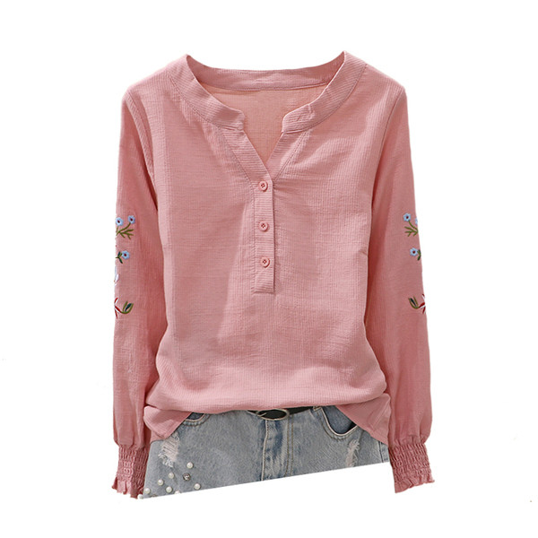 Naiste vabaaja sügissärk, mille varrukatel on tikandid