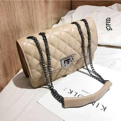 Sieviešu ādas soma ar garu metāla rokturi