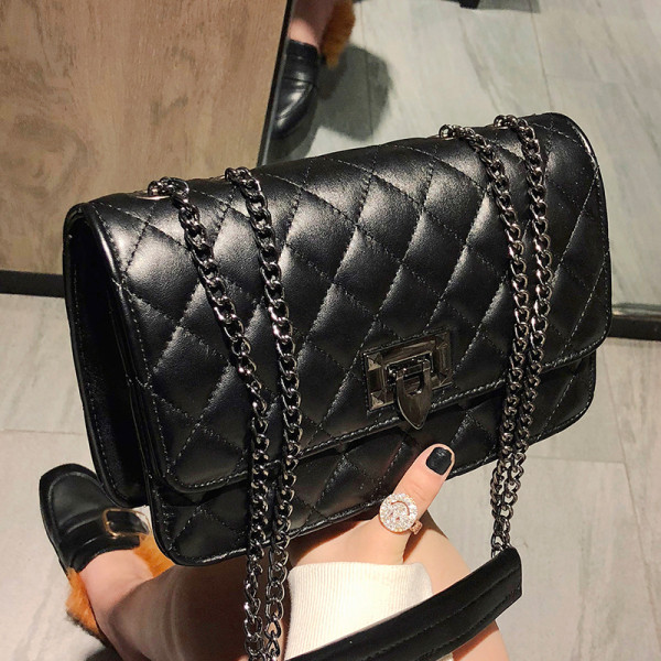 Sieviešu ādas soma ar garu metāla rokturi