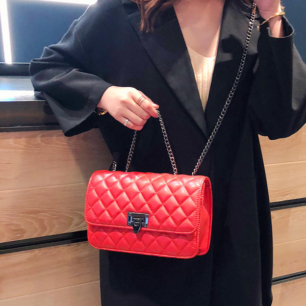 Sieviešu ādas soma ar garu metāla rokturi